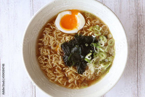 美味しそうなインスタントラーメンランチ（醤油味）