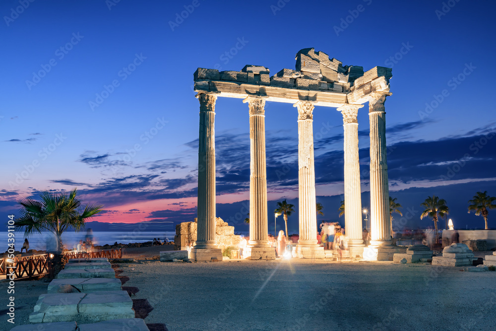 Fototapeta premium Awesome ruins of the Temple of Apollo in Side, Turkey