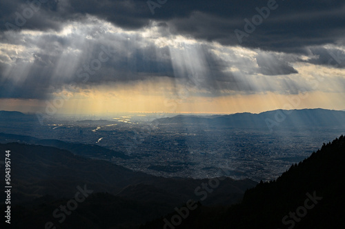 京都の街を照らす薄明光線（比叡山から撮影）