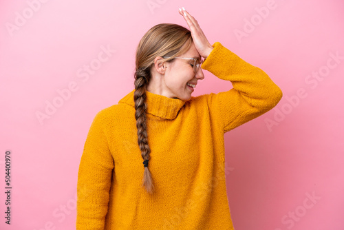 Young caucasian woman isolated on pink background has realized something and intending the solution © luismolinero