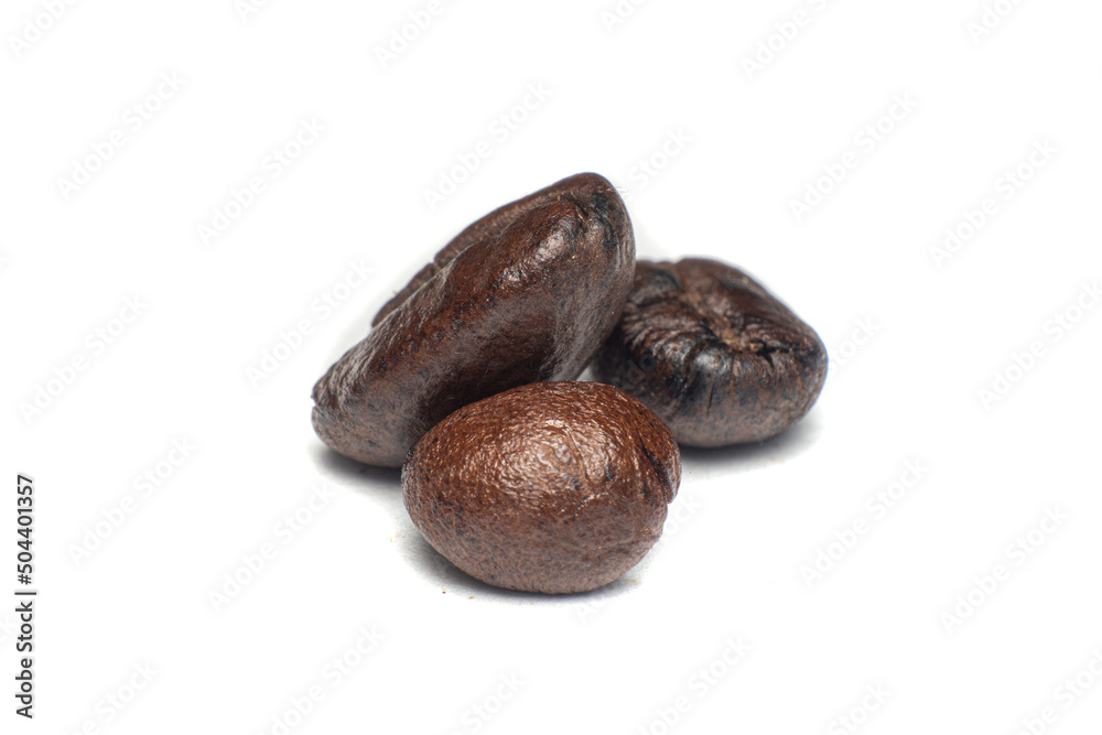 Obraz premium roasted coffee bean isolated on white background