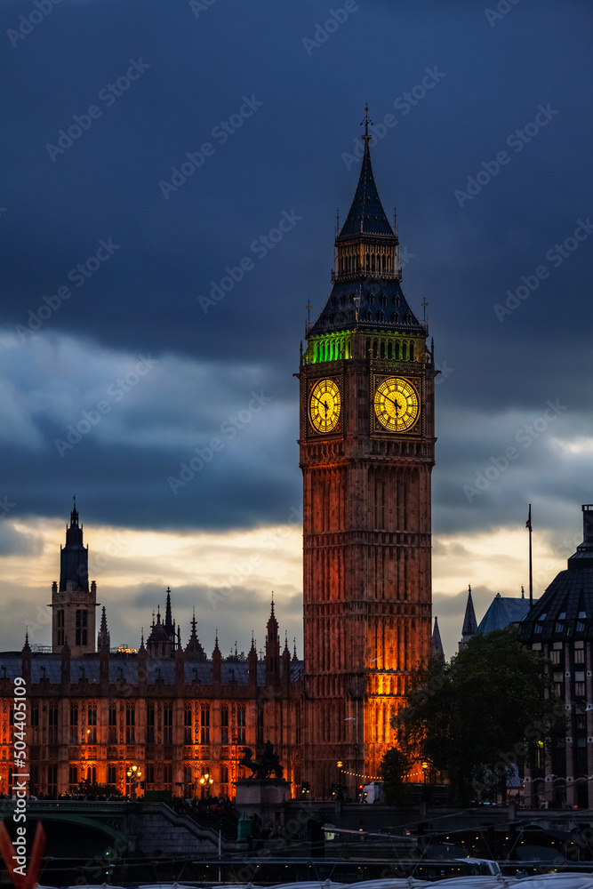 Illuminated Palace of Westminster with Elizabeth Tower (Big Ben clock tower) at sunset, City of Westminster, Central Area of Greater London, UK
