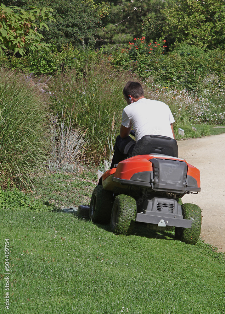 Fototapeta premium Tonte du gazon d'un espace vert 