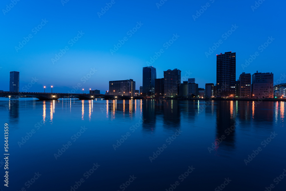 夜景と街と川