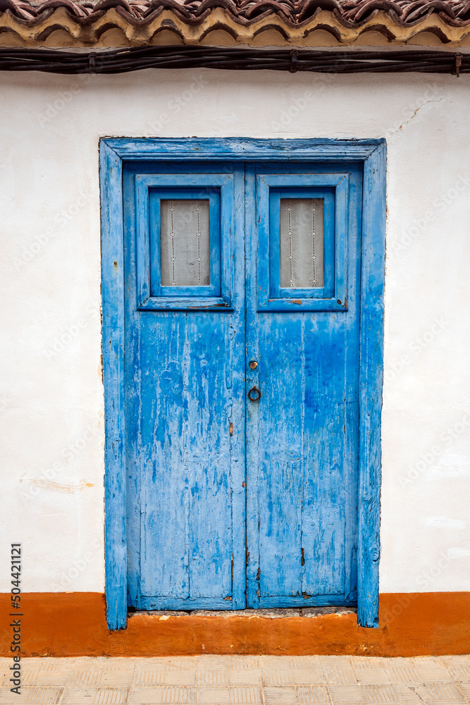Las puertas de madera de colores son típicas de las casas en el centro histórico de Garachico, Tenerife, Islas Canarias, España
