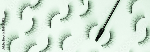 Tela Overhead eyelashes and brushes on green background
