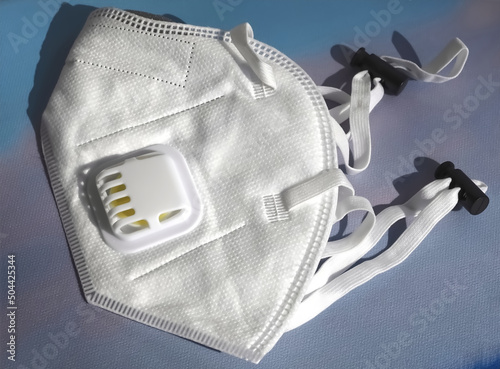 Single FFP2 or FFP3 protection face mask with air valve