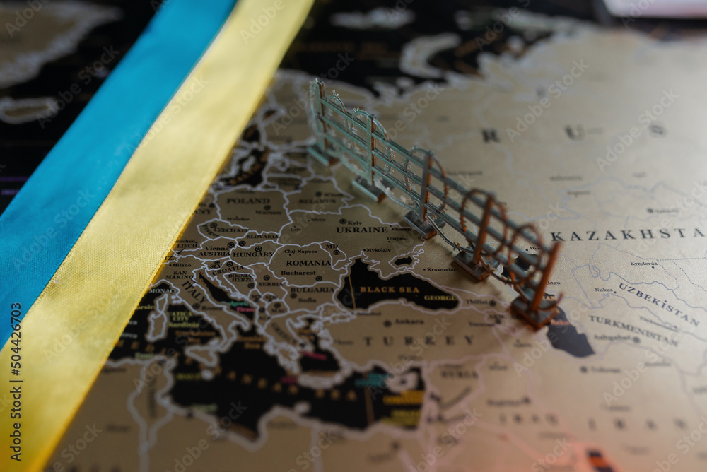 Naklejka premium Political map of Europe. Barbed wire on the part of Russia and the Ukrainian flag