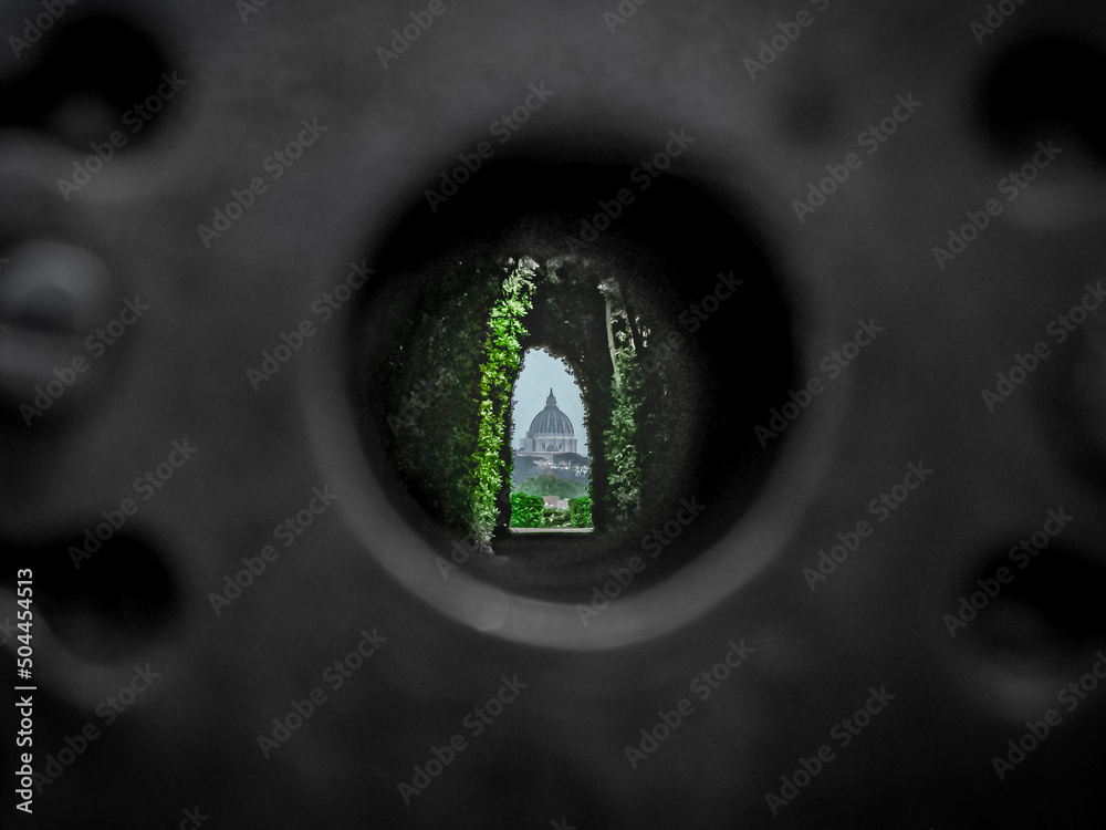 Fototapeta Vue du dôme de la cathédrale Saint Pierre au Vatican à travers le trou de la serrure de la villa du prieuré de Malte