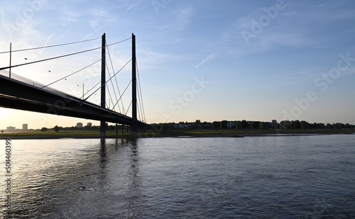 rhein kniebrücke in düsseldorf mit glaskugel fotografiert