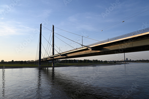 rhein kniebrücke in düsseldorf , nrw, deutschland