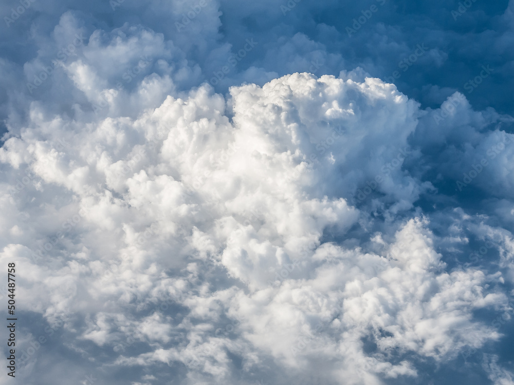 Obraz premium Fluffy stratus cloud from an aircraft window.