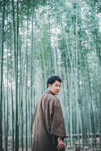 竹林と着物の男性