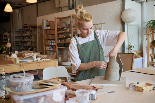 Ceramista makes the effect of terrazzo on a vase photo