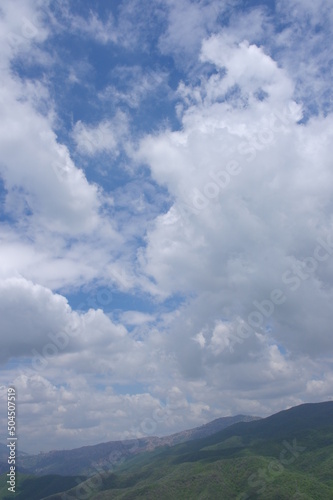 Cumulo nimbos se dirigen a Caracas en un día soleado. photo