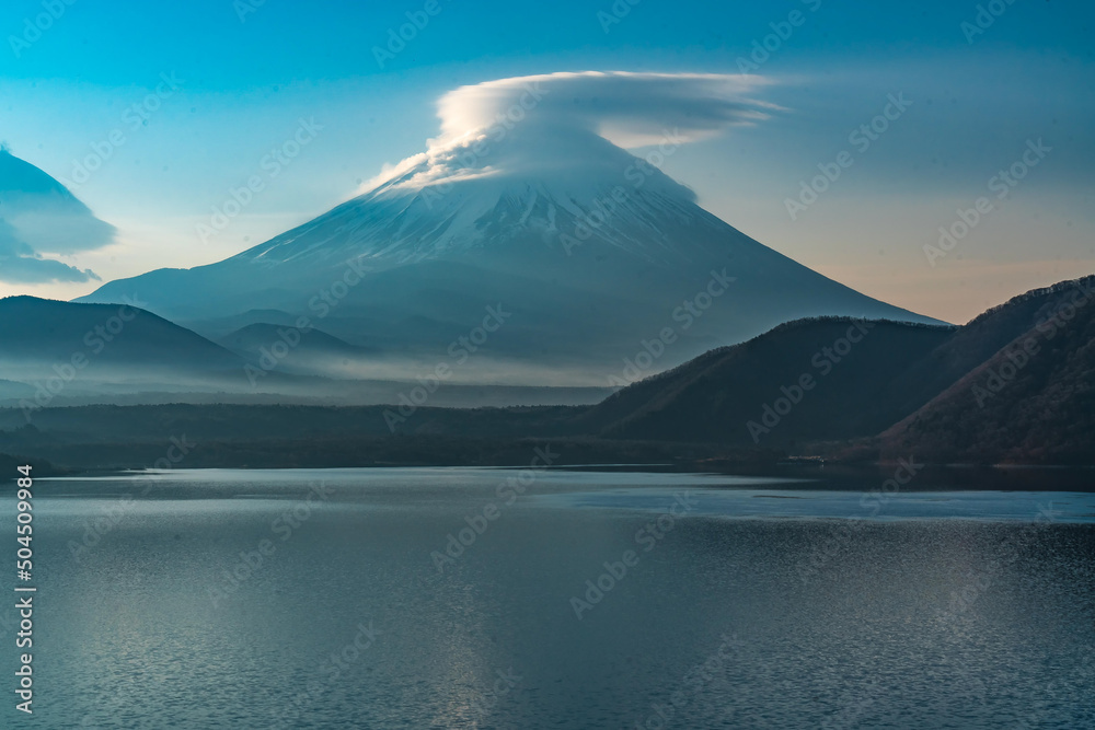 本栖湖から見た富士のかさ雲