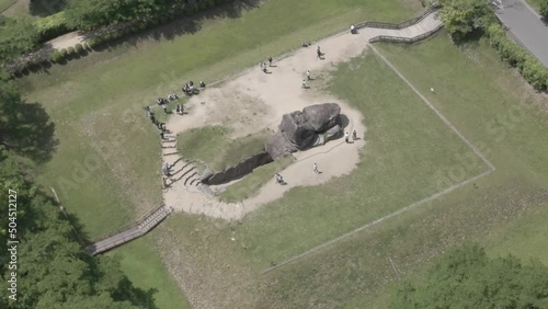 石舞台古墳の周りを空撮した動画