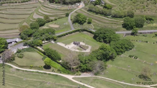 石舞台古墳の周りを空撮した動画