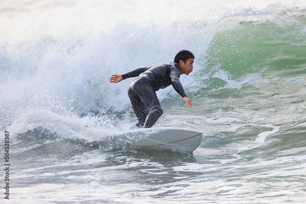 湘南の海でサーフィンをする男性