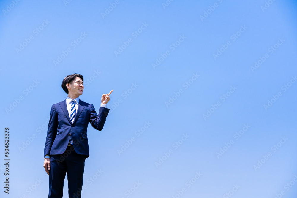 指差しをする若いビジネスマン ビジネスイメージ 指差しをする若いビジネスマン ビジネスイメージ