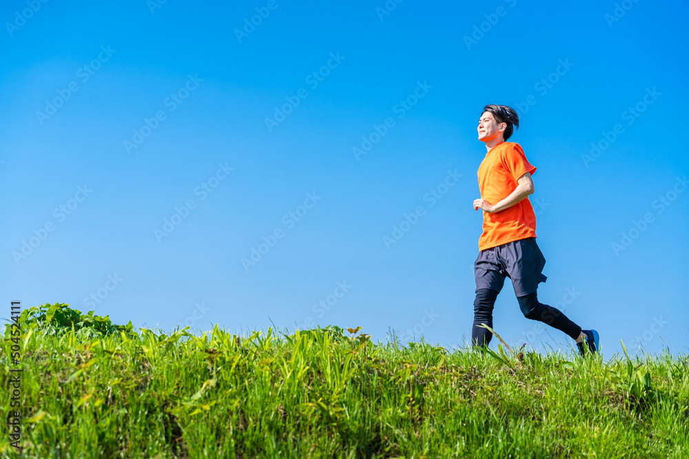 ランニングをする若い男性 スポーツイメージ ランニングをする若い男性 スポーツイメージ
