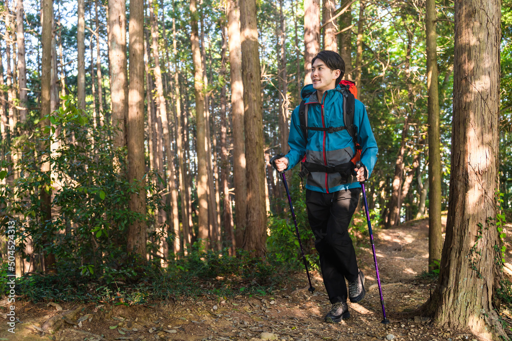 登山をする若い男性 スポーツイメージ 登山をする若い男性 スポーツイメージ