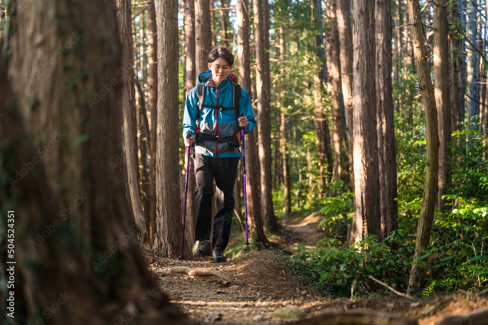 Fototapeta premium 登山をする若い男性 スポーツイメージ