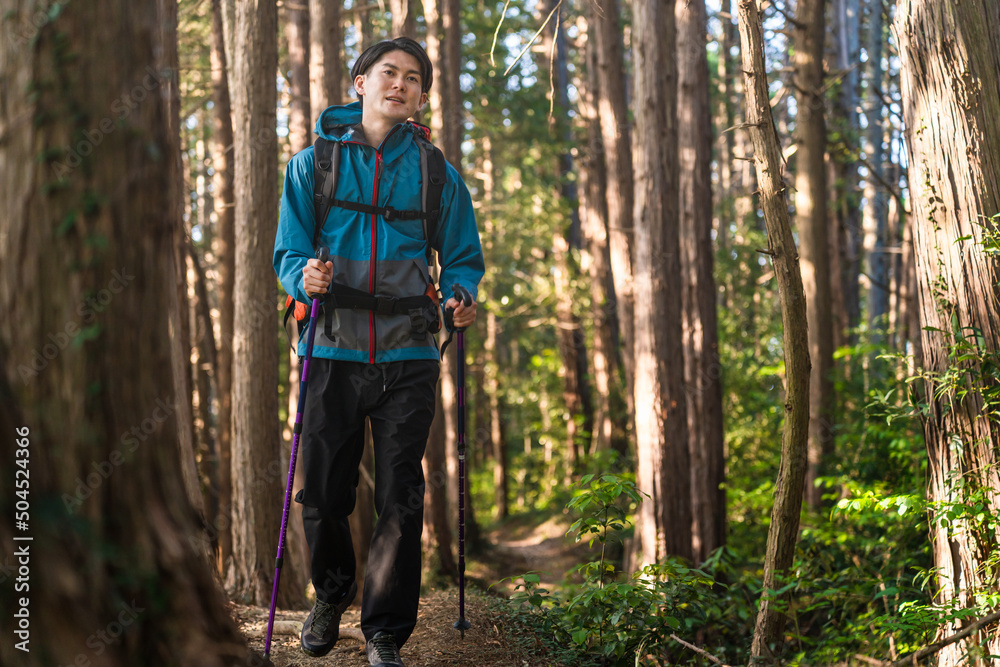 Fototapeta premium 登山をする若い男性 スポーツイメージ