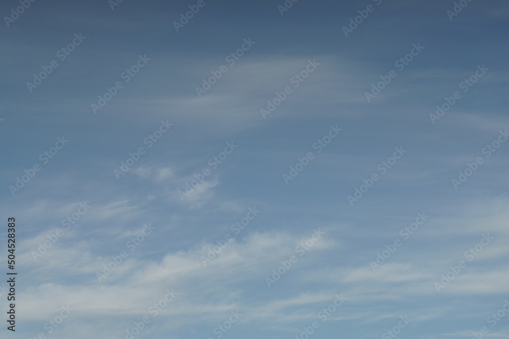 Reiner Himmel in schönem hellen Blau mit einigen Wolken in Form von Zieren, Cirrostratus