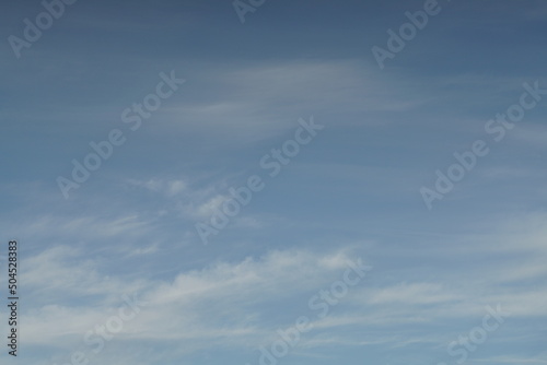 Reiner Himmel in schönem hellen Blau mit einigen Wolken in Form von Zieren, Cirrostratus