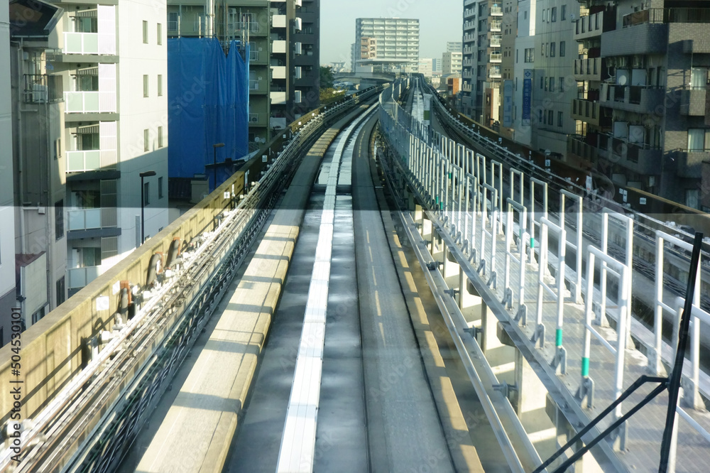 都内のモノレール軌道の様子を電車前面からの眺望