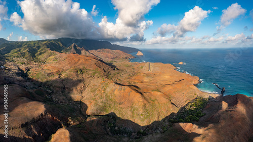 magnifique vue a  rienne du centre de l ile de UA HUKA en polyn  sie francaise avec son a  rodrome en perspective et la roche volcanique rouge 