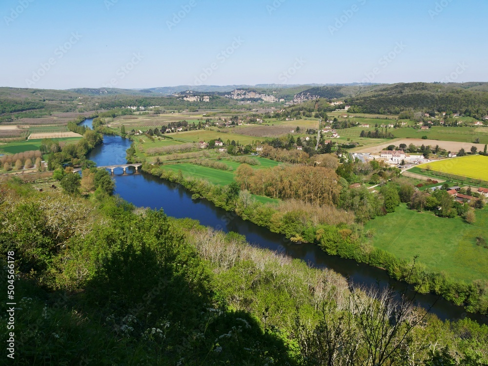 Rivière Dordogne vue du village médiéval et fortifié de Domme en Dordogne. Plus beau village de France en Périgord noir Rivière Dordogne vue du village médiéval et fortifié de Domme en Dordogne. Plus beau village de France en Périgord noir
