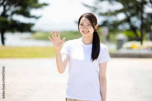 白いTシャツを着た日本人女性