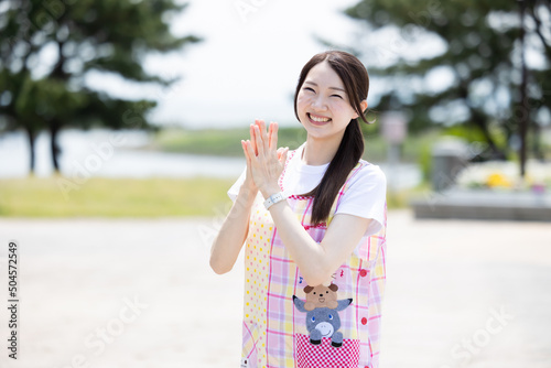 日本人女性の保育士さん