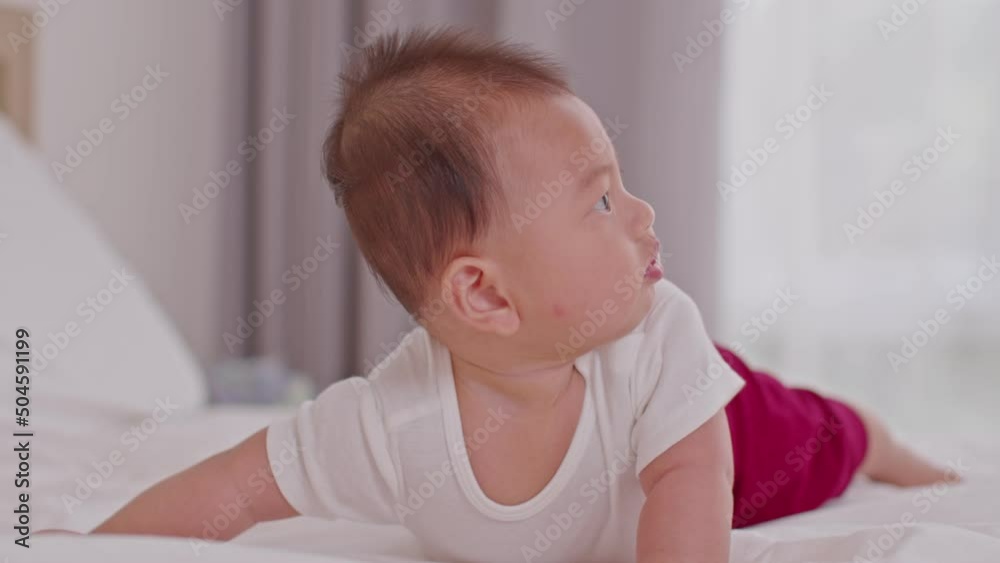 Video „Newborn baby laying on stomach developing neck control .tummy