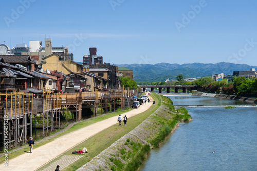 京都府　初夏・鴨川の街並み