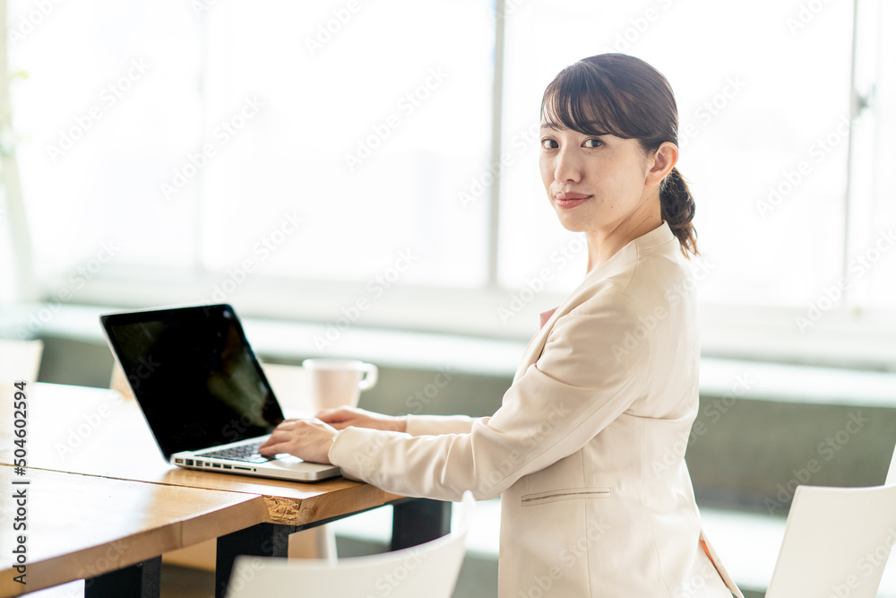 仕事中の女性 仕事中の女性