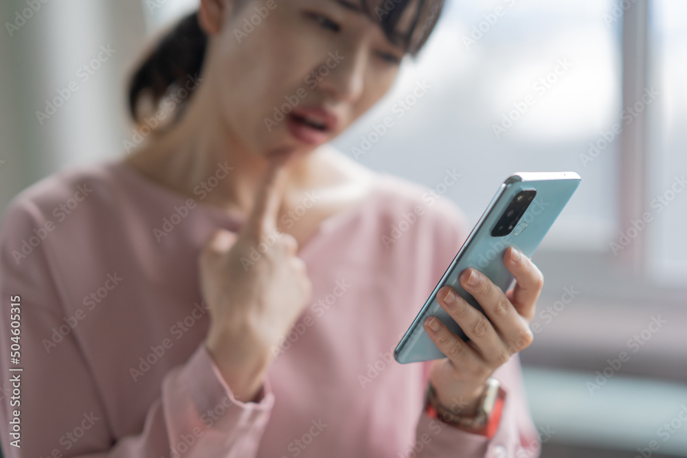 悩む女性のイメージ スマートフォン 悩む女性のイメージ スマートフォン