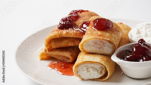 Fotografía Pancakes with sweet cottage cheese and strawberry jam for breakfast