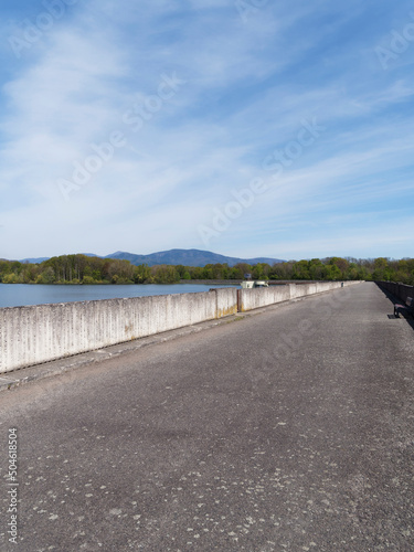 Plan d'eau de Michelbach dans le Haut-Rhin. Le long de la route de couronnement entre la digue de fermeture et la digue principale photo