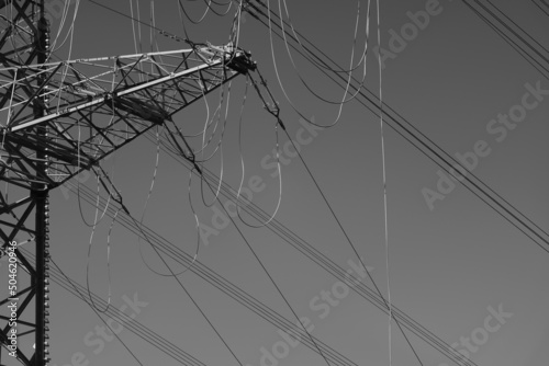 Tragmast, Transport von Energie und Elektrizität durch Leitungen und Kabel, die über Land geführt und neu errichtet werden photo