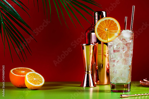 Foto Tom Collins popular alcoholic cocktail with dry gin, syrup, lemon juice, soda, orange and ice