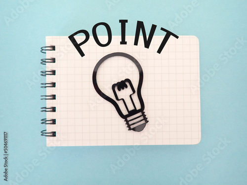 ノートに電球、ポイントPOINTの単語