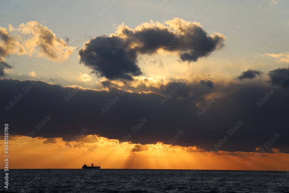 Fototapeta premium SDGs地球の神秘と海とソラ!山口県の夕日と海の輝くヒカリ!