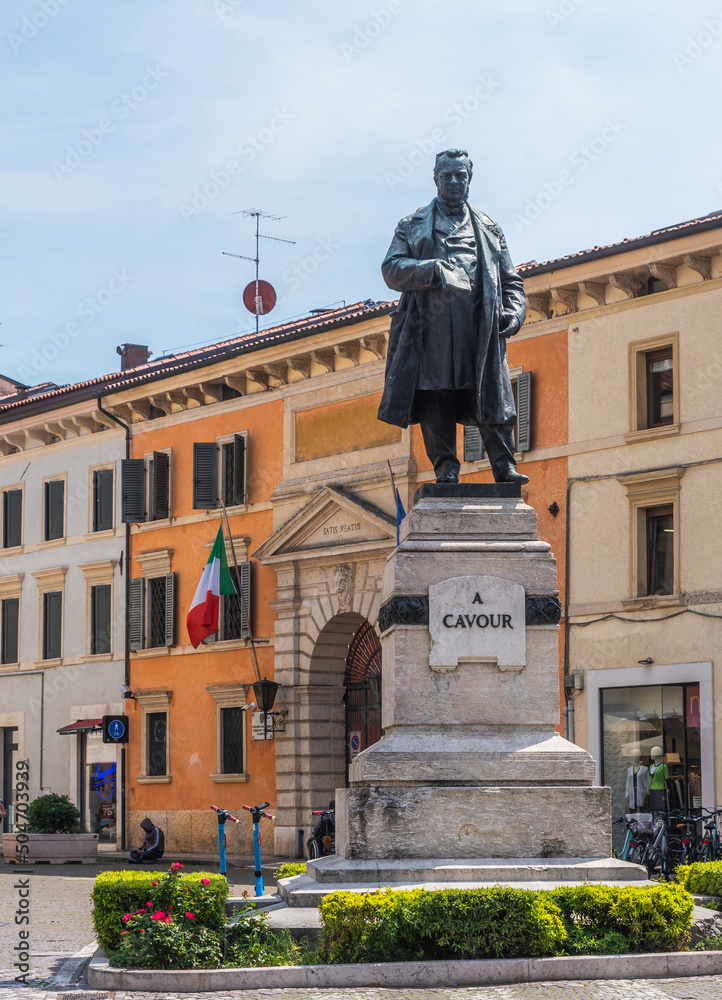 Obraz premium Statue of Camillo Benso Conte di Cavour in Verona, Veneto, Italy, Europe, World Heritage Site