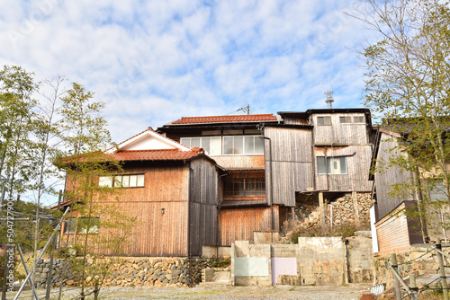 青空と複雑な作りをした昔ながらの日本家屋