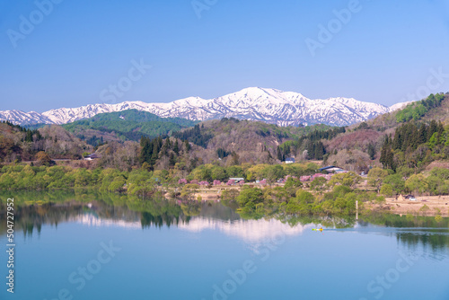 白川湖と飯豊連峰