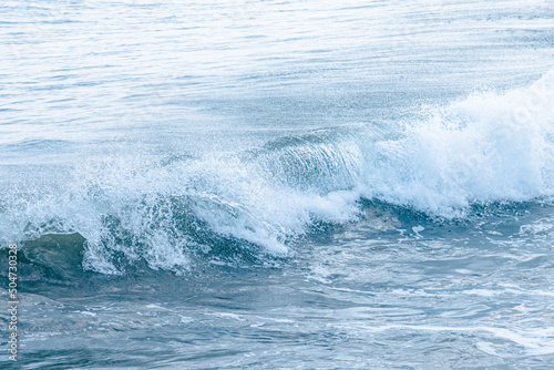冬の海の波打ち際 © Hachita