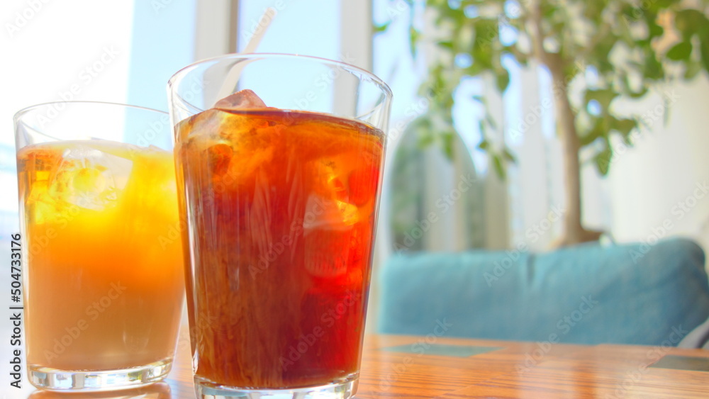 冷え冷えのアイスコーヒーとオレンジジュース 冷え冷えのアイスコーヒーとオレンジジュース